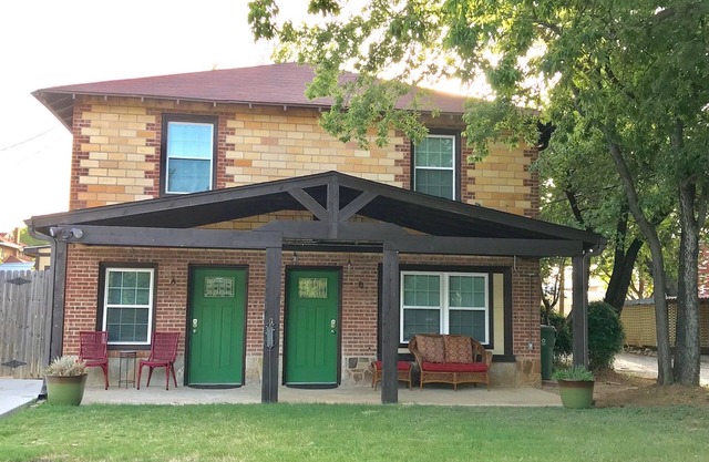 Bunk House on Elm in Historic Old Town Area of Arlington, Walk to AT&T Stadium