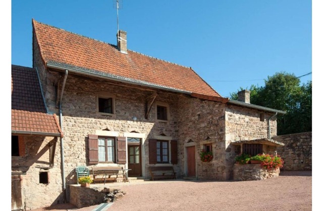Burgundy farmhouse converted into a gîte in a quiet hamlet