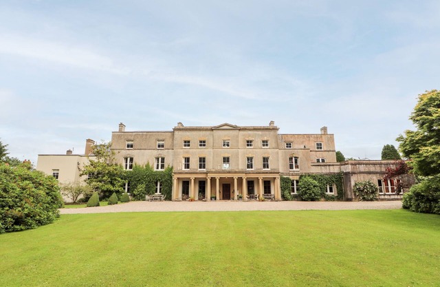 BUTLER'S FLAT, character holiday cottage in Cefn Park Estate