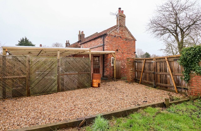 BUTTERFLY COTTAGE, pet friendly, with hot tub in Mablethorpe