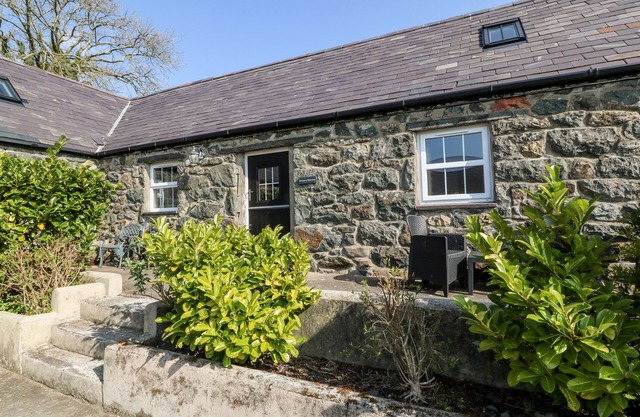 BWTHYN Y DDERWEN (OAK COTTAGE), pet friendly in Pwllheli