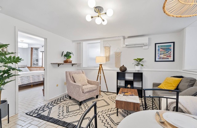 C1: Boho Downtown (2bed/2ba), parking