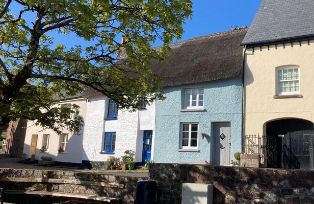 C17 Thatched Cottage in Historic Devon Market Town