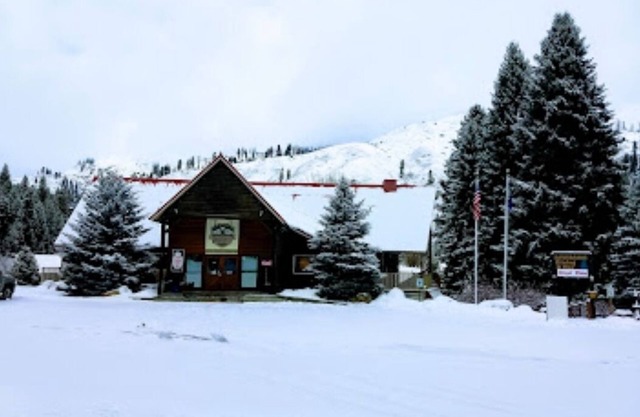 Cabin 2 at Southfork Lodge- sleeps up to 6