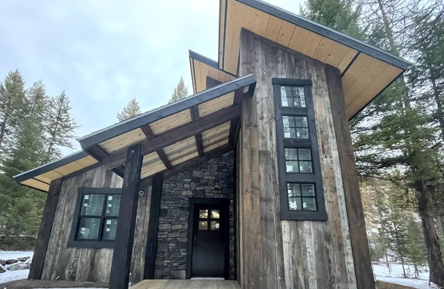 Cabin#2 rustic/modern 4Bd sleeps 9 pet friendly 8 minutes to downtown whitefish