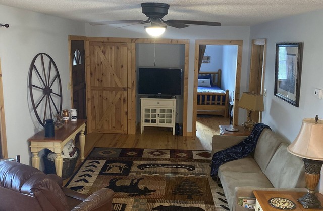 Cabin in Country close to Lake w Hot Tub.