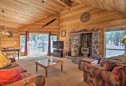 Cabin Less Than 2 Mi to Tahoe Donner Downhill Ski Resort
