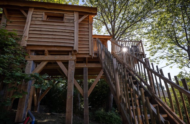 Cabin located in a natural environment, located between sea and mountain.