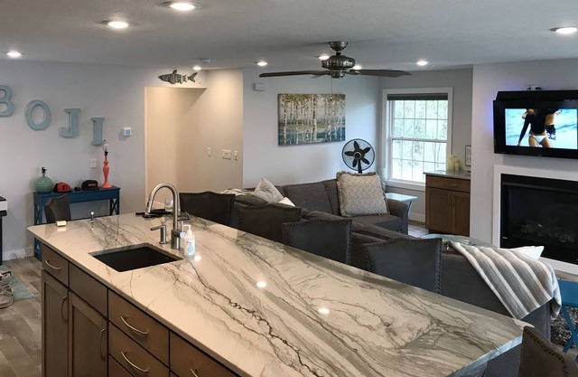 Cabin located off of East Okoboji lake, close to barefoot 🦶 bar!!!