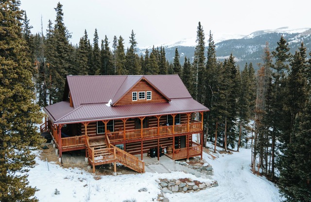 Cabin near Breckenridge perfect for families w/Large deck and amazing views!