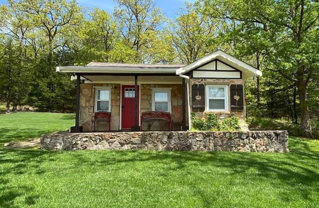 Cabin No. 2 @ The Old Swiss Village - Lake View!