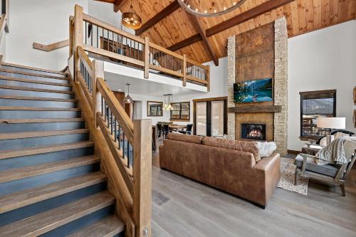 Cabin on Lake Estes! Private Jacuzzi Two Patios Indoor and Outdoor Fireplace