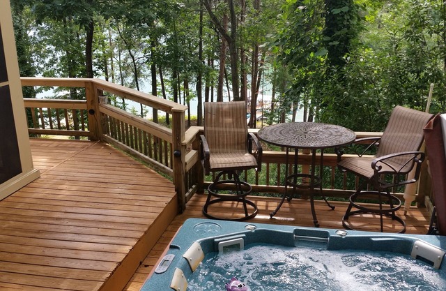 Cabin on Lake Lanier, with 32 x 32 Deep Water Dock, Family Friendly- Sleeps 8
