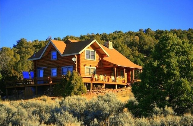 Cabin overlooks Moab and appeals to folks wanting to experience peace & quiet.