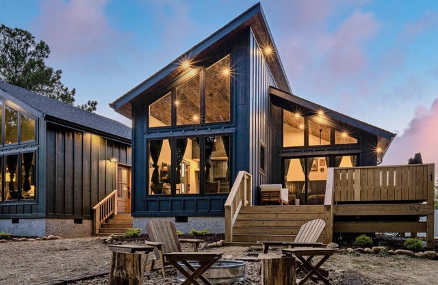 Cabin Retreat w/Sauna, Hot Tub, Fire Pits & Golf!