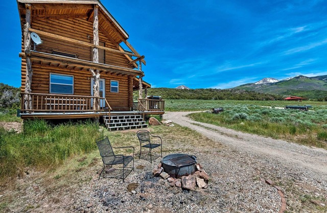 Cabin w/Fire Pit, Views & BBQ: 18 Mi to Moab!