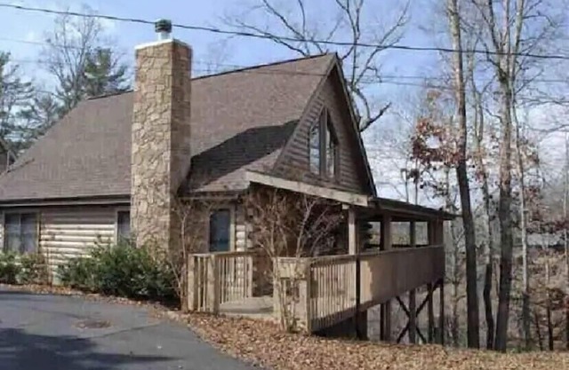Cabin w/loft & beautiful updates, indoor fun/hot tub/new grill & communal pool!