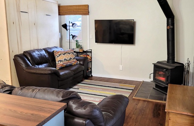 Cabin WiFi Fireplace Pet friendly Fishing XL treed lot @ Delaronde