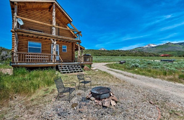 Cabin with Fire Pit, Views and BBQ 18 Mi to Moab!