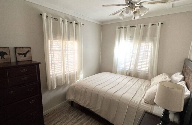 Cabin with firepit,close to great hiking trails,7 min to the lake. Pet- Friendly