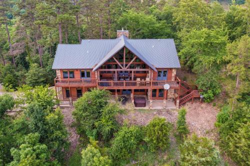 Cabin with Game Room and Hot Tub in Broken Bow!