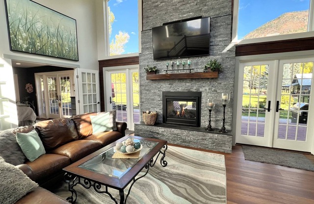 Cabin with Hot Tub, Pickleball Court, Private Pond, Close to Town and Ski Resort