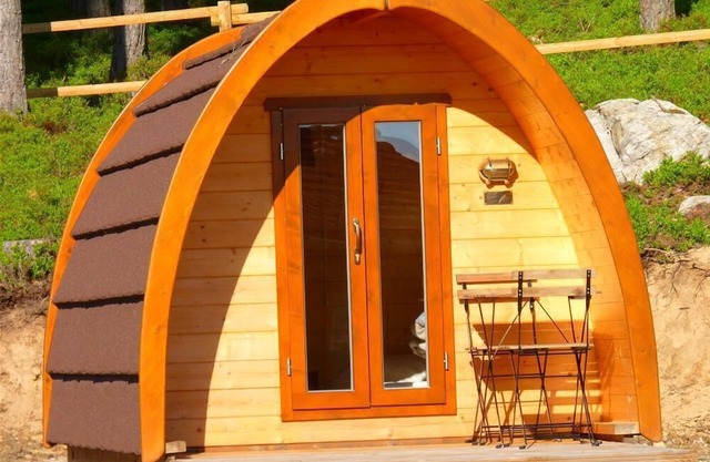 Cabins of 6m2 for 2 people.
