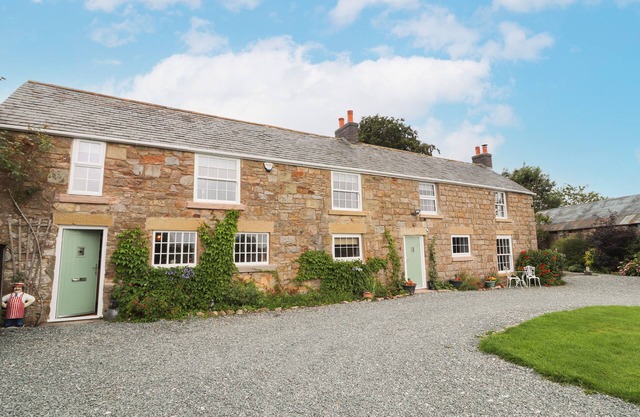 CAE ADAR FARM, pet friendly, character holiday cottage in Coedpoeth