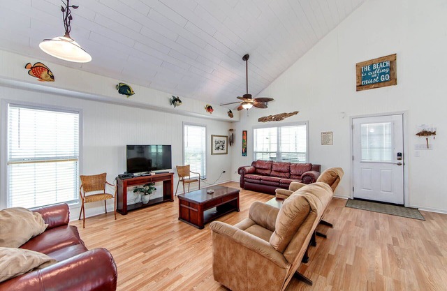 Cajun Yacht Club: Spacious 4BR camp in Grand Isle, LA, across from the beach.