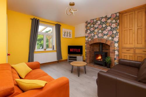 Calder Canal by Alt-Stay - Peaceful 3 Bed Canal Side Cottage Contractor and Relocation Accommodation Wakefield with Stunning Views, Parking, Kitchen, Laundry, Smart TV and Wi Fi - Weekly and Monthly Rates