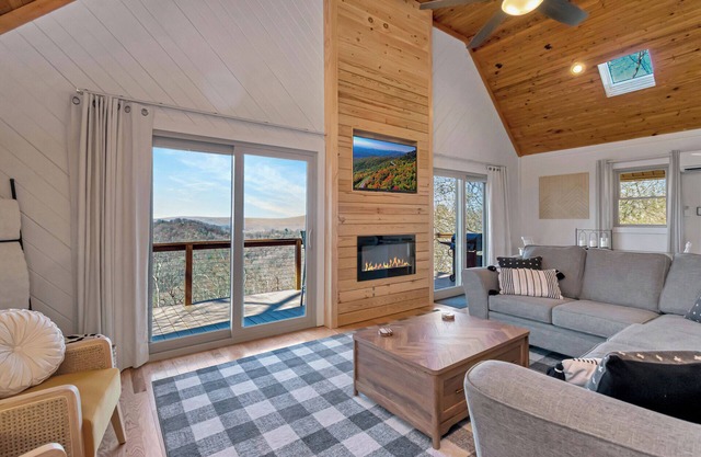 Calling Me Home- Stunning views, hot tub, gameroom, close to Blowing Rock!