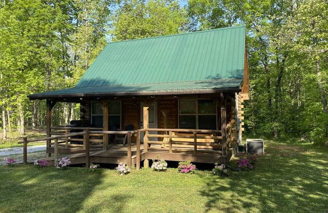 Calming Cabin: Peaceful | Relaxing | Near Hikes, Waterfalls, The Caverns