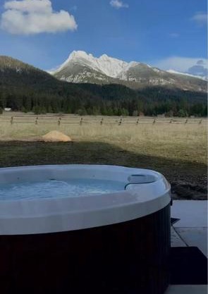 Calowahcan Cabin New Hot Tub
