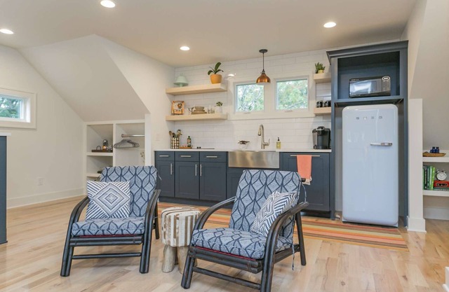 Calvin Garden Getaway ~ Super Clean ~ 2 Miles to Broadway ~ Heart of 5-Points ~ Quiet ~ Free Parking