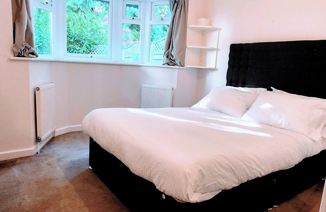 Camberley - 1-Bed Annex - Sleeps 2 - Garden