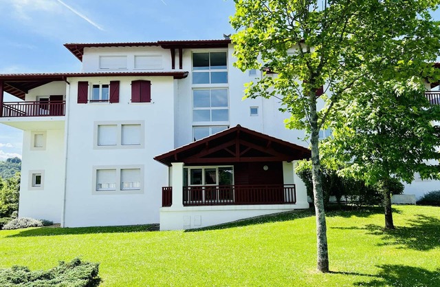 Cambo-les-Bains: T2 with terrace, private parking, near amenities