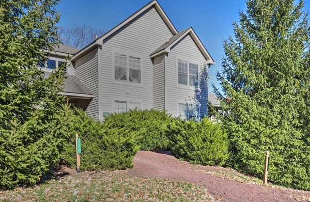 Camelback Mtn Cabin w/ views near slopes