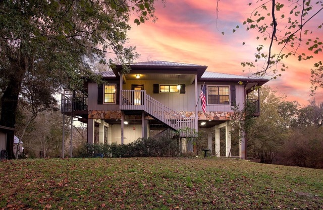 Camp Manatee - Riverfront Cabin, Stunning Views, Pet-Friendly, Hot tub + Kayaks!