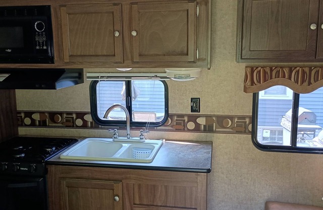 Camper with AC/Heat, fire pit, private lake , 4 SUP in Burton - Punderson