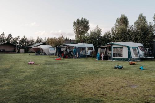 Camping De Tulpenweide lege Kampeerplaats, lege plaats op het gras zonder bed