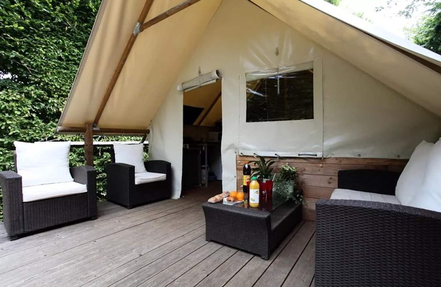 Camping Le Pont de Mazerat **** - La Cabane Toilée: Camping in half tent, half cabin accommodation! 5 people