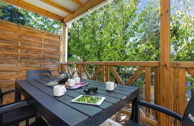 Camping Paradis La Pinède* - Chalet Pagnol 3 rooms 4 people Air-conditioned