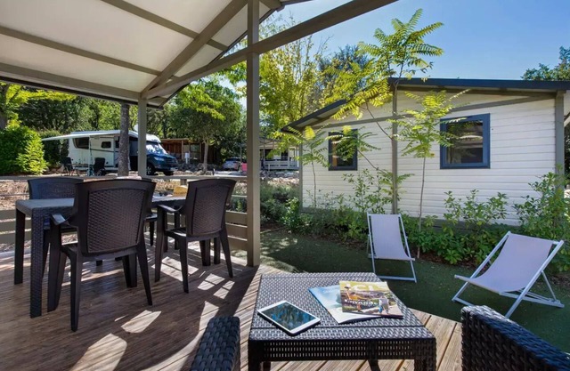 Camping Paradis La Pinède* - Chalet Daudet 30 m² 3 rooms 4/5 People Air-conditioned