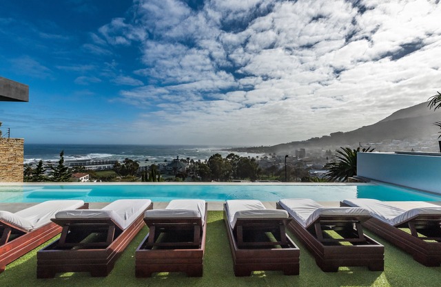 Camps Bay Panoramic Sea View - Solar backup & 17 m Infinity Pool