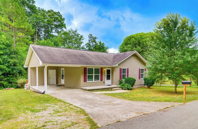 Campton Cottage w/Hot Tub, Near Hiking + Climbing