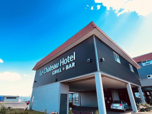 Camrose Le Chateau Hotel