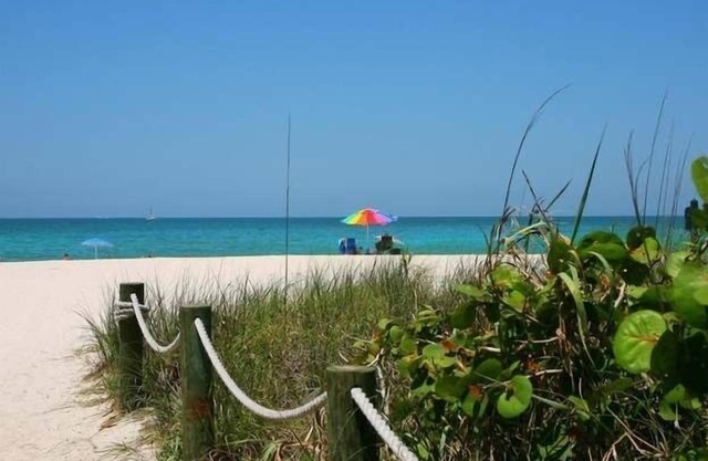 Canal front cottage, walking distance to sandy Gulf