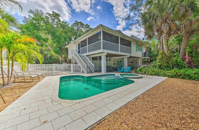 Canal-front Gem w/Pool & Hot Tub in Anna Maria