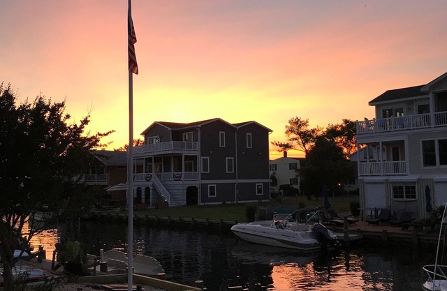 Canal Front home. 2 short blocks to the beach.