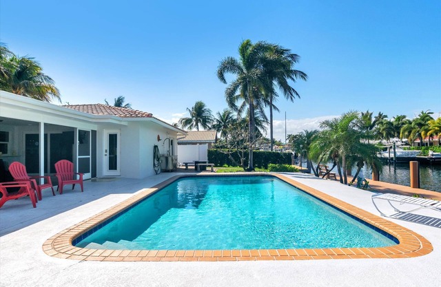 Canal Side 3 BR Villa W/Heated Pool 5 min to Pier